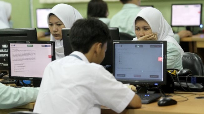 Sejumlah pelajar Sekolah Menengah Kejuruan (SMK) mengikuti Ujian Nasional Berbasis Komputer (UNBK) di SMK N 41 Jakarta, Cilandak, Jakarta (25/3). [Suara.com/Arief Hermawan P]