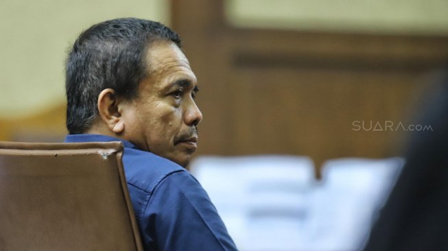 Terdakwa Gubernur nonaktif Aceh Irwandi Yusuf mengikuti sidang tuntutan kasus dugaan suap Dana Otonomi Khusus Aceh (DOKA) di Pengadilan Tipikor, Jakarta, Senin (25/3). [Suara.com/Muhaimin A Untung]