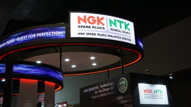 Penampilan gerai NGK dalam Kuala Lumpur Motor Show 2018,  Malaysia [Shutterstock].