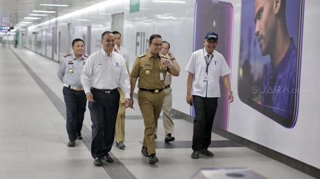 Gubernur DKI Jakarta Anies Baswedan meninjau Halte Transjakarta Bundaran HI, Jakarta, Senin (25/3). [Suara.com/Muhaimin A Untung]