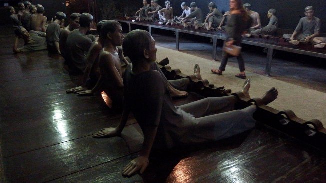 Wisatawan melihat patung peraga seorang tahanan di Museum Penjara Hoa Lo, Hanoi, Vietnam, Minggu (24/3). [ANTARA FOTO/R. Rekotomo]