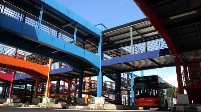 Suasana Terminal Pondok Cabe di Tangerang Selatan, Banten, Senin (25/3). [Suara.com/Arief Hermawan P]