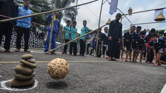 Festival Permainan Tradisional Alimpaido di halaman kantor Setda Kabupaten Tasikmalaya, Jawa Barat, Senin (25/3). [ANTARA FOTO/Adeng Bustomi]