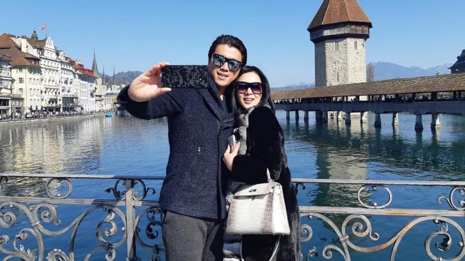 Syahrini dan Reino Barack di Swiss. [instagram/princessyahrini]