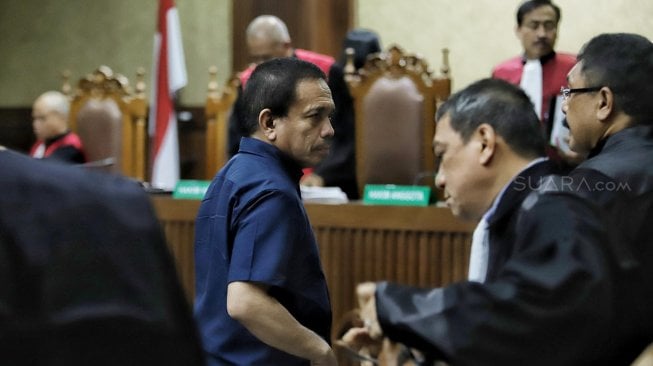 Terdakwa Gubernur nonaktif Aceh Irwandi Yusuf mengikuti sidang tuntutan kasus dugaan suap Dana Otonomi Khusus Aceh (DOKA) di Pengadilan Tipikor, Jakarta, Senin (25/3). [Suara.com/Muhaimin A Untung]