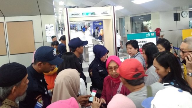 Sulit Beli Tiket MRT Online, Emak-emak Ngamuk Memaki Petugas Jaga
