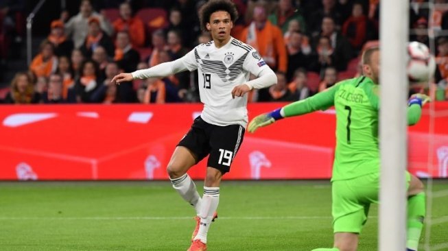 Leroy Sane (kiri) mencetak gol guna membuat Jerman memimpin saat menghadapi Belanda di grup C kualifikasi Piala Eropa 2020 di Johan Cruyff Arena. EMMANUEL DUNAND / AFP