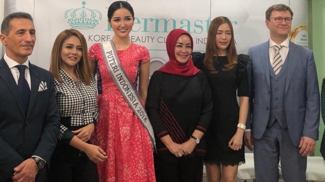 Artis Jenita Janet, Chintami Atmanegera dan Puteri Indonesia 2018, Sonia Fergina di Klinik Dermaster, Jakarta. (dok. Dermaster)