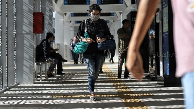 Suasana halte Transjakarta Bundaran HI, Jakarta, Senin (25/3).  [Suara.com/Muhaimin A Untung]