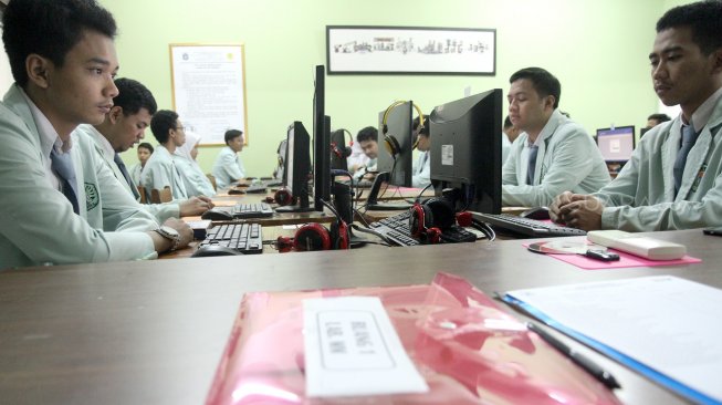 Sejumlah pelajar Sekolah Menengah Kejuruan (SMK) mengikuti Ujian Nasional Berbasis Komputer (UNBK) di SMK N 41 Jakarta, Cilandak, Jakarta (25/3). [Suara.com/Arief Hermawan P]