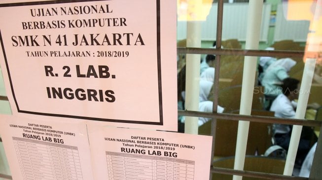 Sejumlah pelajar Sekolah Menengah Kejuruan (SMK) mengikuti Ujian Nasional Berbasis Komputer (UNBK) di SMK N 41 Jakarta, Cilandak, Jakarta (25/3). [Suara.com/Arief Hermawan P]