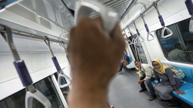 Warga menaiki kereta MRT  di Stasiun MRT Bundaran HI, Jakarta, Senin (25/3). [Suara.com/Muhaimin A Untung]