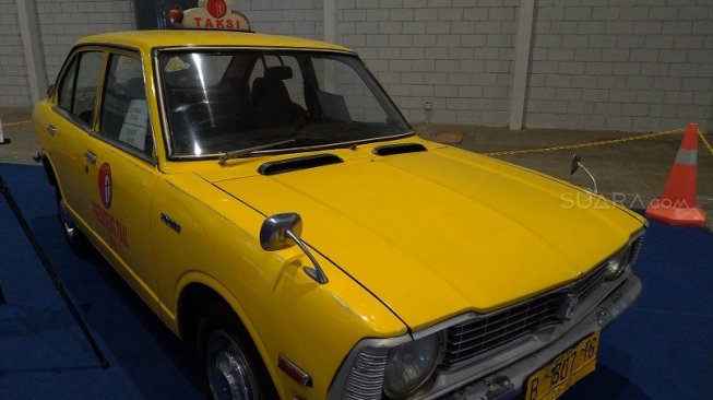 Toyota Corolla E20 adalah jenis sedan kompak yang wira-wiri di jalanan Ibu Kota  [Suara.com/Manuel Jeghesta Nainggolan].