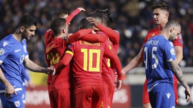 Para pemain Belgia merayakan gol Eden Hazard (tengah) setelah menjebol gawang Siprus di laga Grup I kualifikasi Piala Eropa 2020 di GSP Stadium. AFP