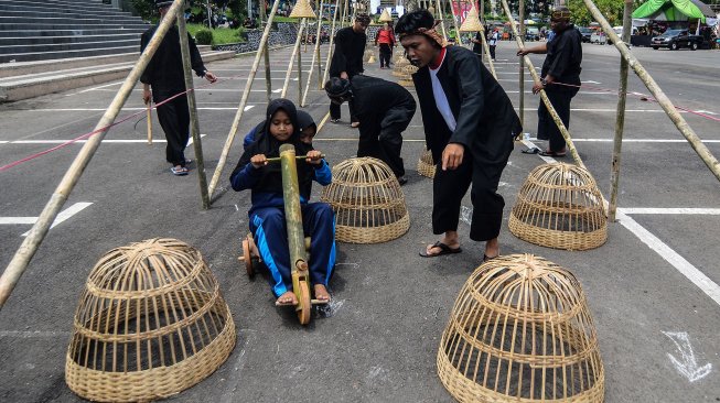 Festival Permainan Tradisional Alimpaido di halaman kantor Setda Kabupaten Tasikmalaya, Jawa Barat, Senin (25/3). [ANTARA FOTO/Adeng Bustomi]