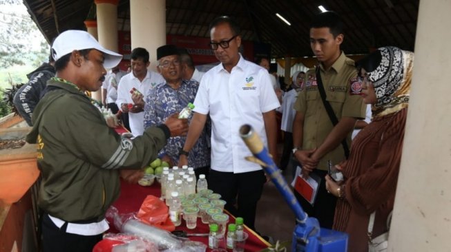 Mensos Agus Gumiwang Kartasasmita, saat membuka acara Bimbingan Agrobisnis (pertanian dan perikanan terpadu) Pusdiklat Karya Nyata di Desa Cinagara, Kecamatan Caringin, Kabupaten Bogor, Provinsi Jawa Barat, Senin (25/3/2019). (Dok : Kemensos)