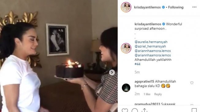 Krisdayanti diberi kejutan ulang tahun oleh kedua anaknya, Aurel Hermansyah dan Azriel Hermansyah. [instagram/krisdayantilemos]