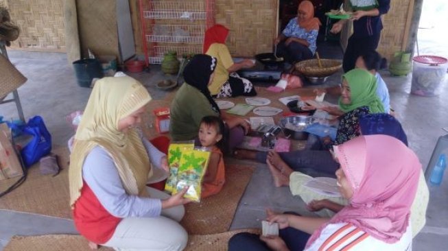 Proses pembuatan kerupuk dari daun pohon mangrove. (Suara.com/Silfa Humairah)