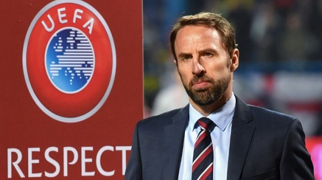 Pelatih timnas Inggris Gareth Southgate memasuki lapangan saat timnya menghadapi Montenegro di babak kualifikasi Piala Eropa 2020, Selasa (26/3/2019) [AFP]