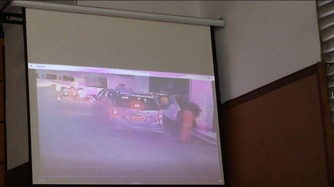 Potongan video CCTV yang diputar jaksa di sidang Ratna Sarumpaet di PN Jakarta Selatan, Selasa (26/3/2019). (Suara.com/M Yasir)