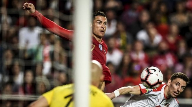 Bintang Portugal Cristiano Ronaldo (kiri) berebut bola dengan bek Serbia Nikola Milenkovic (kanan) saat kualifikasi Piala Eropa 2020 di Luz stadium, Lisbon. PATRICIA DE MELO MOREIRA / AFP