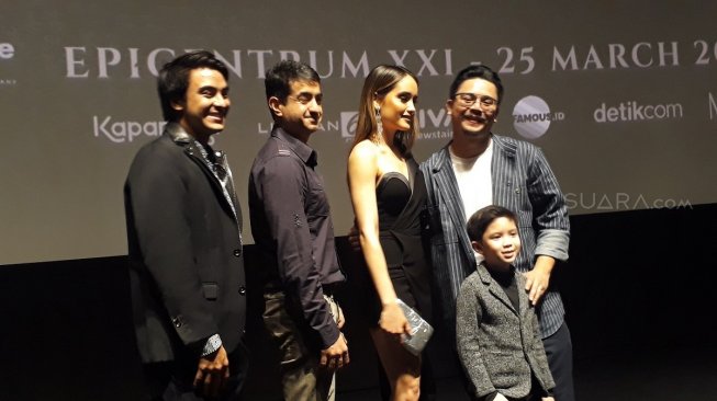 Cinta Laura dan Irsyadillah saat jumpa pers film Mati Anak, di kawasan Epicentrum, Kuningan, Jakarta Selatan, Senin (25/3/2019). [Ismail/Suara.com]