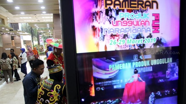 Pameran Produk Unggulan Narapidana 2019 di Kantor Kementerian Perindustrian, Jakarta, Selasa (26/3). [Suara.com/Arief Hermawan P]