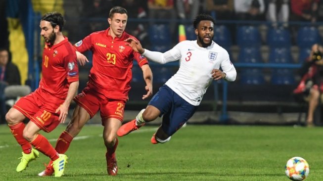 Pemain timnas Inggris Danny Rose dijegal pemain Montenegro dalam pertandingan babak kualifikasi Piala Eropa 2020 Grup A, Selasa (26/3/2019) [AFP]