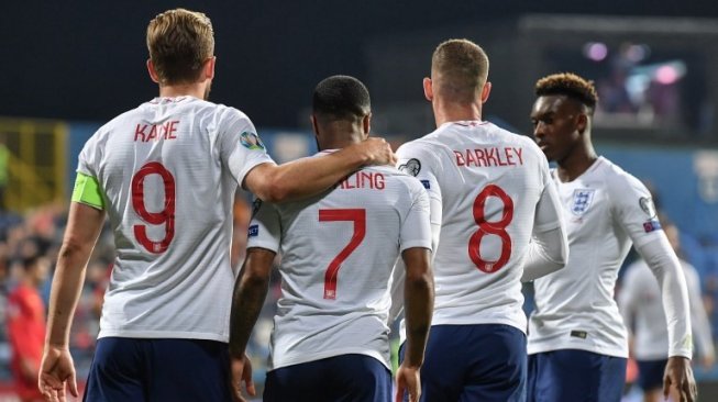 Para pemain Inggris merayakan gol Raheem Sterling saat menghadapi Montenegro di kualifikasi Piala Eorpa 2020 di Podgorica City Stadium, Montenegro. Andrej ISAKOVIC / AFP 