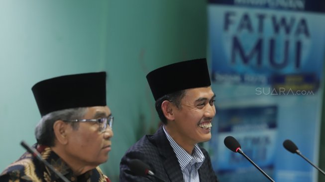 Ketua komisi fatwa MUI Indonesia Hasanuddin AF dan Sekretaris Komisi Fatwa MUI Asrorun Niam Sholeh ketika membuka FGD di Kantor MUI, Selasa (26/3). [Suara.com/Muhaimin A Untung]