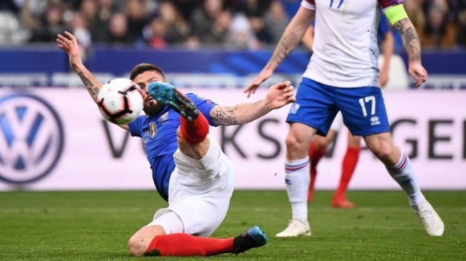 Pemain timnas Prancis Olivier Giroud berebut bola dengan pemain Islandia di laga kualifikasi Piala Eropa 2020 Grup H yang berlangsung di Stade de France, Selasa (26/3/2019) [AFP]