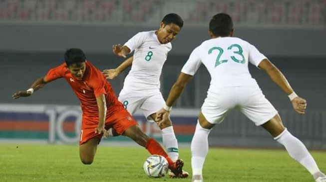 Pemain Timnas Indonesia Evan Dimas Darmono melakukan duel dengan pemain Myanmar (dok. PSSI).