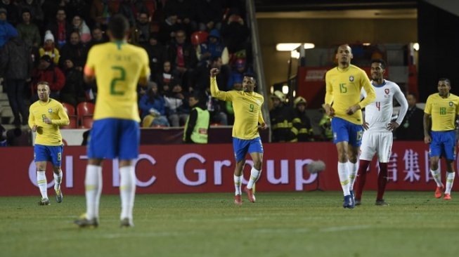 Pemain Brasil Gabriel Jesus (tengah) merayakan golnya saat laga uji coba internasional menghadapi Republik Ceko di Sinobo Arena, Praha. Michal CIZEK / AFP