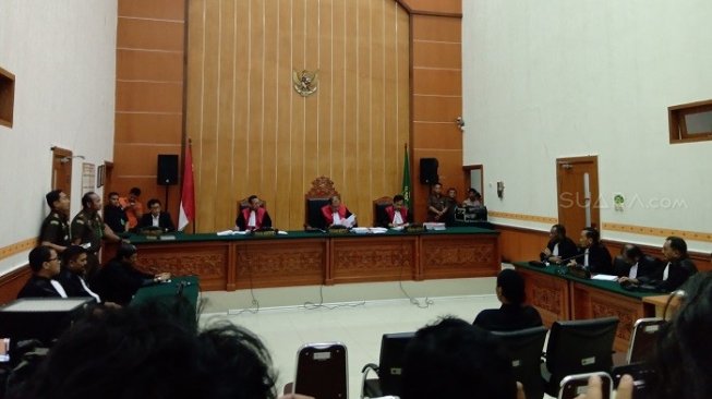 Terdakwa Hercules Rosario Marshal saat menjalani sidang putusan di PN Jakbar. (Suara.com/Arga)