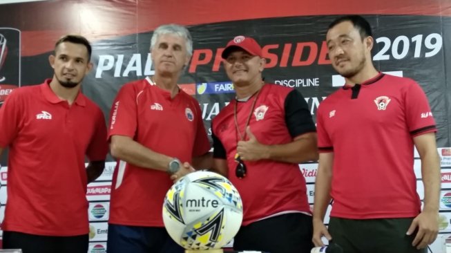 Pemain Persija Silvio Escobar (kiri), Pelatih Persija Ivan Kolev (kedua kiri) dan Pelatih Kalteng Putra Gomes de Olivera (kedua kanan), dan Pemain Kalteng Putra Yu Hyun-koo (kanan) dalam jumpa pers sehari jelang bentrok kedua Kesebelasan.[Suara.com/Adie Prasetyo]