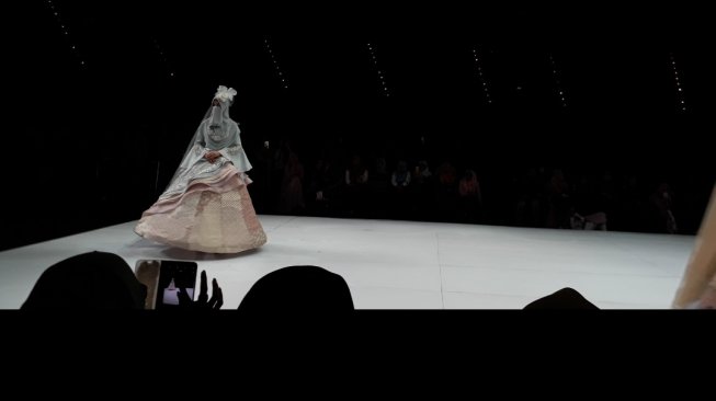 Desainer Nines Widosari sajikan koleksi bertajuk Pelangi Surga di Indonesia Fashion Week 2019. (Suara.com/Risna Halidi)