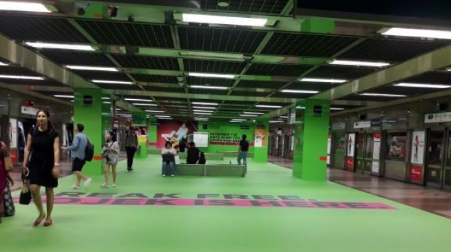 Suasana penumpang MRT Singapura menunggu stasiun bawah tanah. (Suara.com/Silfa Humairah)