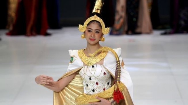 Model tampil dalam peragaan busana di ajang Indonesia Fashion Week (IFW) 2019 di JCC, Jakarta, Rabu (27/3). Sejumlah karya designer asal Myanmar, May Myat Waso ditampilkan dalam rangkaian pembukaan IFW 2019. [Suara.com/Arief Hermawan P]