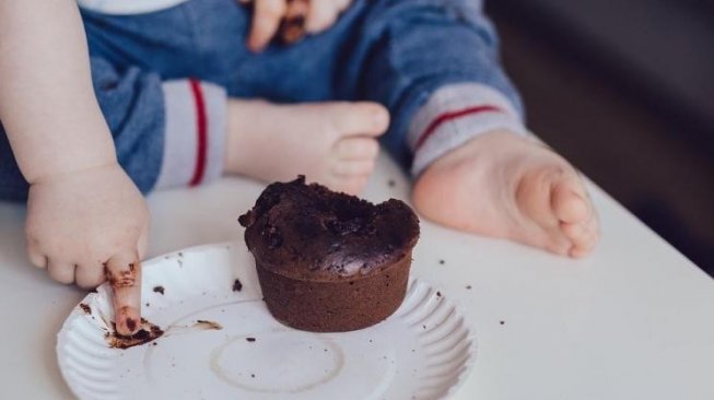 Ilustrasi bayi makan cokelat - (Pixabay/freestocks-photos)