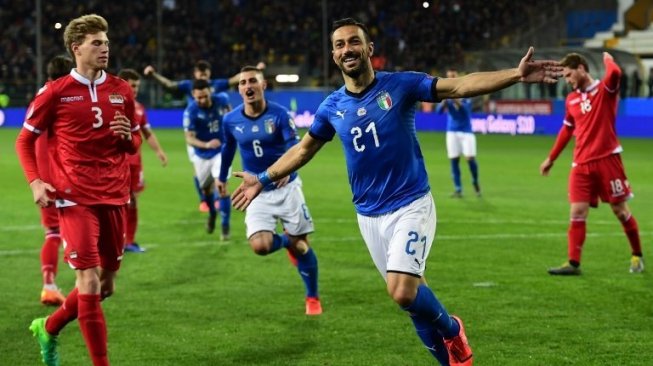 Striker veteran Italia Fabio Quagliarella merayakan golnya dari titik penalti saat menghadapi Liechtenstein dalam laga kualifikasi Piala Eropa 2020 di Ennio-Tardini stadium in Parma. Miguel MEDINA / AFP