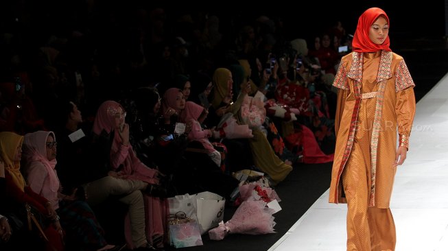 Model menampilkan busana rancangan seorang perawat RSUD, Diksi Hera Berliana pada Indonesia Fashion Week (IFW) 2019 di JCC, Jakarta, Rabu (27/3). [Suara.com/Arief Hermawan P]