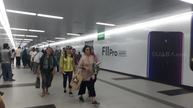 Penampakan para warga saat menaiki MRT. (Suara.com/Ummi H. S)