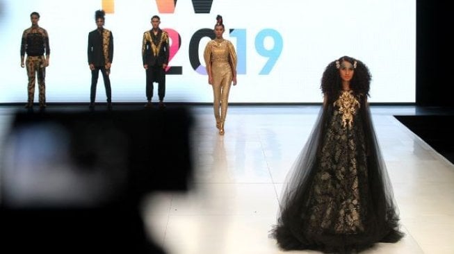 Pembukaan Indonesia Fashion Week  di JCC, Jakarta, Rabu (27/3). AJang fashion bergengsi Indonesia Fashion Week (IFW) 2019 resmi dibuka hari ini dengan mengangkat tema Cultural Values, dengan Kalimantan sebagai sumber inspirasinya. Kegiatan ini akan berlangsung mulai 27 - 31 Maret 2019. [Suara.com/Arief Hermawan P]