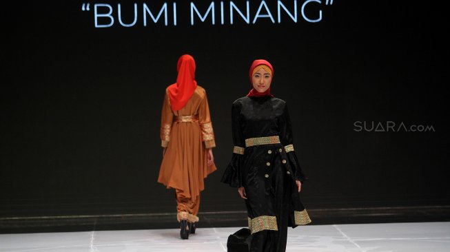 Model menampilkan busana rancangan seorang perawat RSUD, Diksi Hera Berliana pada Indonesia Fashion Week (IFW) 2019 di JCC, Jakarta, Rabu (27/3). [Suara.com/Arief Hermawan P]