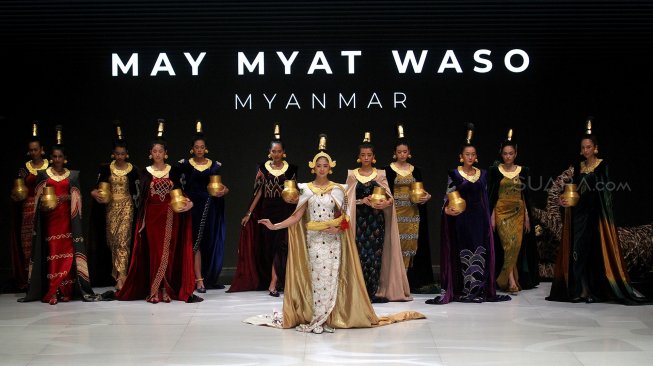 Model tampil dalam peragaan busana di ajang Indonesia Fashion Week (IFW) 2019 di JCC, Jakarta, Rabu (27/3). [Suara.com/Arief Hermawan P]