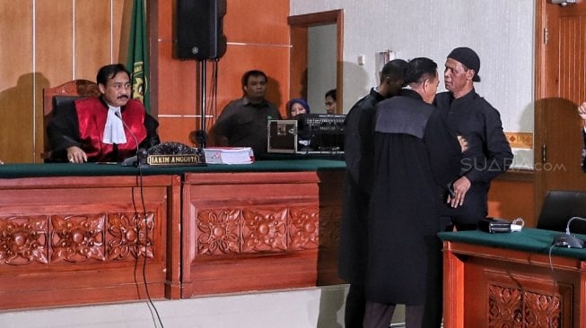 Terdakwa kasus perkara penyerobotan lahan tanpa izin Hercules Rosario Marshal mengikuti sidang putusan di Pengadilan Pengadilan Negeri Jakarta Barat, Rabu (27/3). [Suara.com/Muhaimin A Untung]