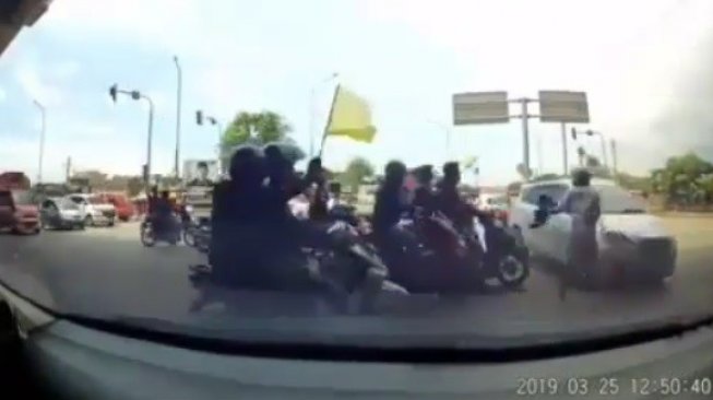 Aksi pemukulan saat traffic light penunjuk lalu-lintas berwarna hijau [Facebook: Addy P Wijaya].