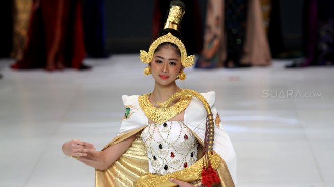 Model tampil dalam peragaan busana di ajang Indonesia Fashion Week (IFW) 2019 di JCC, Jakarta, Rabu (27/3). [Suara.com/Arief Hermawan P]