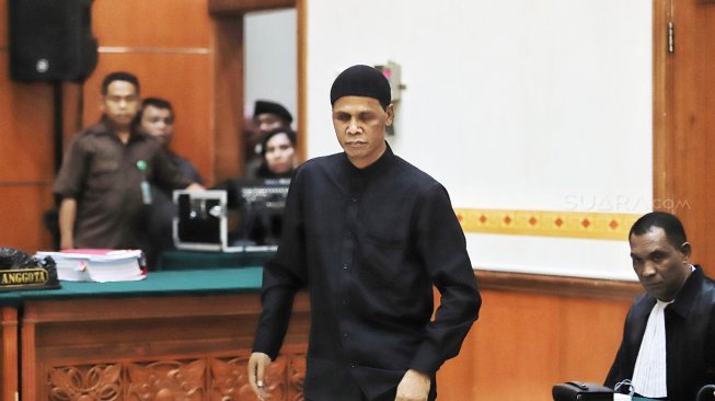 Terdakwa kasus perkara penyerobotan lahan tanpa izin Hercules Rosario Marshal mengikuti sidang putusan di Pengadilan Pengadilan Negeri Jakarta Barat, Rabu (27/3). [Suara.com/Muhaimin A Untung]