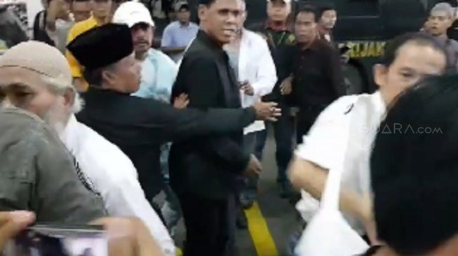 Hercules Ngamuk Jelang Sidang Vonis, Pukul Satu Jurnalis